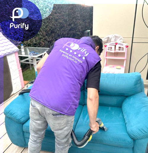 Limpieza profunda de sofá de tela a domicilio en Bogotá